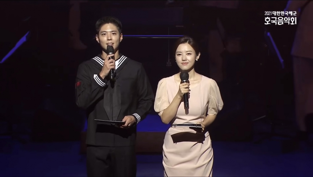 朴寶劍依舊展現了從容的主持風格，身穿深藍海軍服的朴寶劍即使正在服役中，仍舊展現了不亞於入伍前的暖男形象