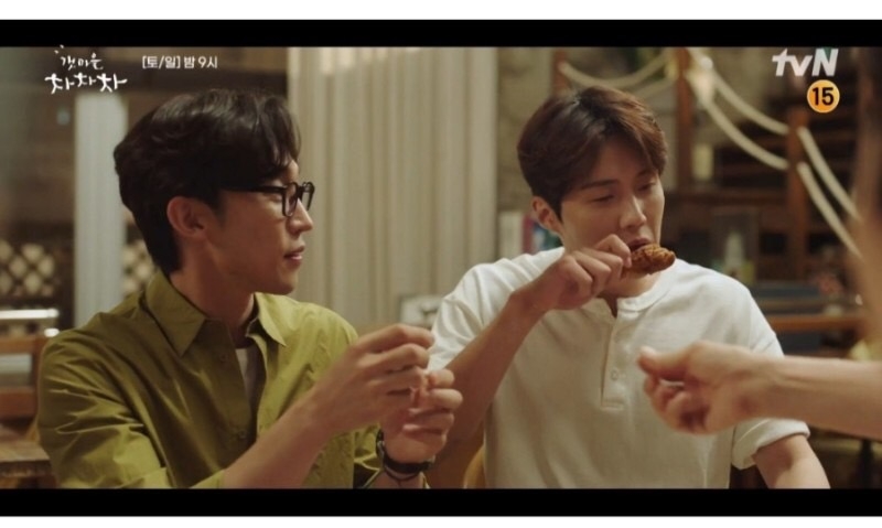 斗植聽到後把在餐桌上把唯二的兩個雞腿全吃掉