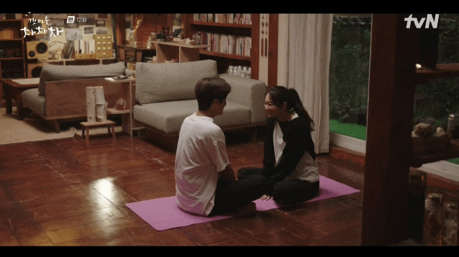 運動到後來兩人忽然就開始玩起「互親對方酒窩」的遊戲