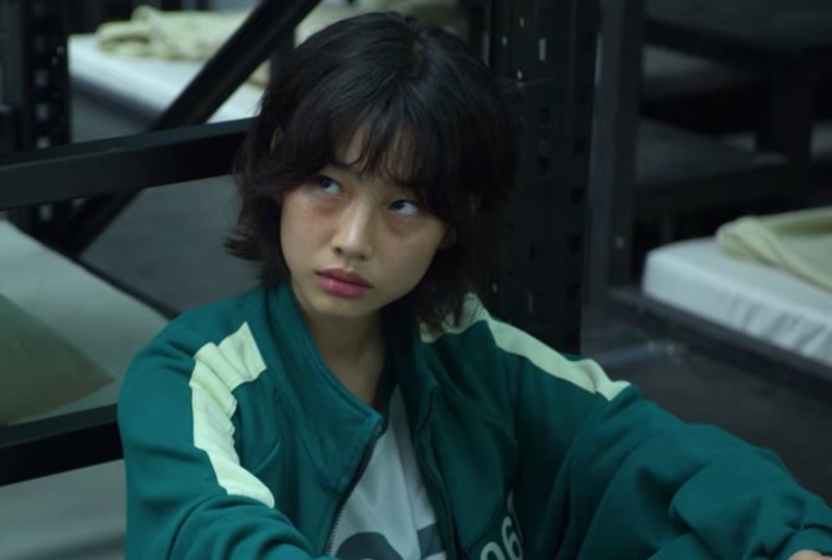 《魷魚遊戲》鄭好娟在劇中的總是素顏朝天、穿著輕便隨性