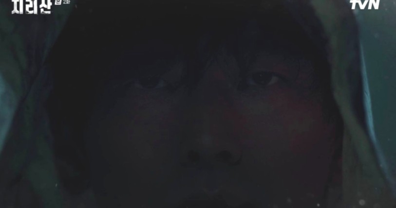 李多媛拍遇到一個身穿破舊染血隊服的男人，如果把畫面調亮可以從臉部上半份的五官看出是姜賢祖本人！