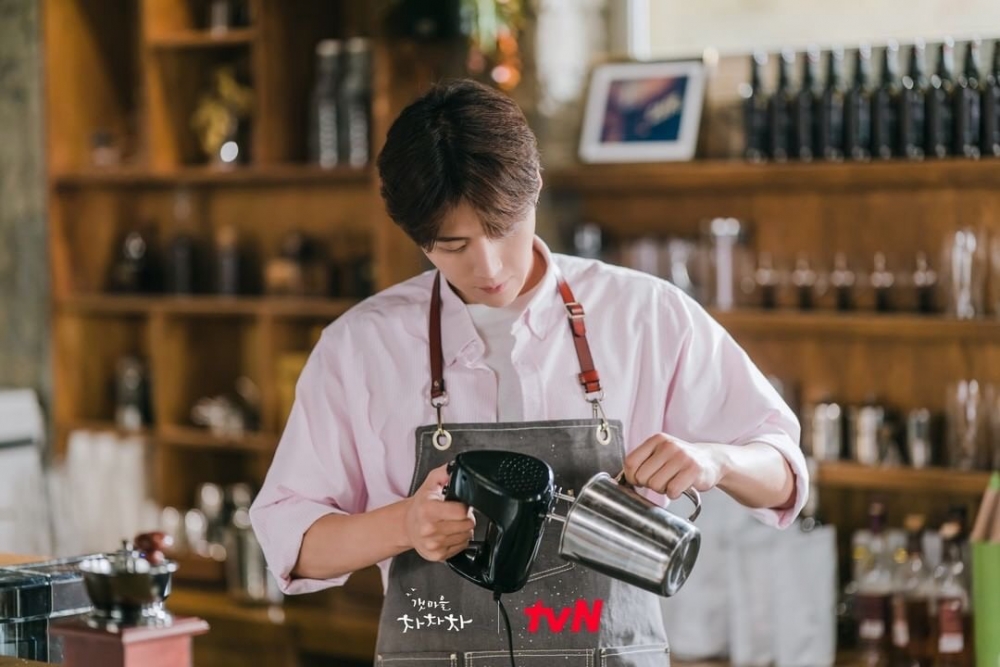 很多網友看到申敏兒在劇中和金宣虎撒嬌的橋段後，紛紛表示「金宇彬把眼睛閉上」