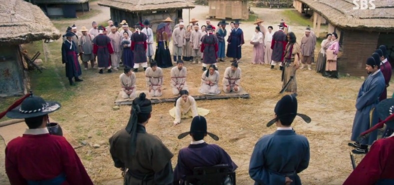 朱香大君（郭時暘 飾）為了逼出紅天機（金裕貞 飾），故意抓走畫團的人並施以行刑