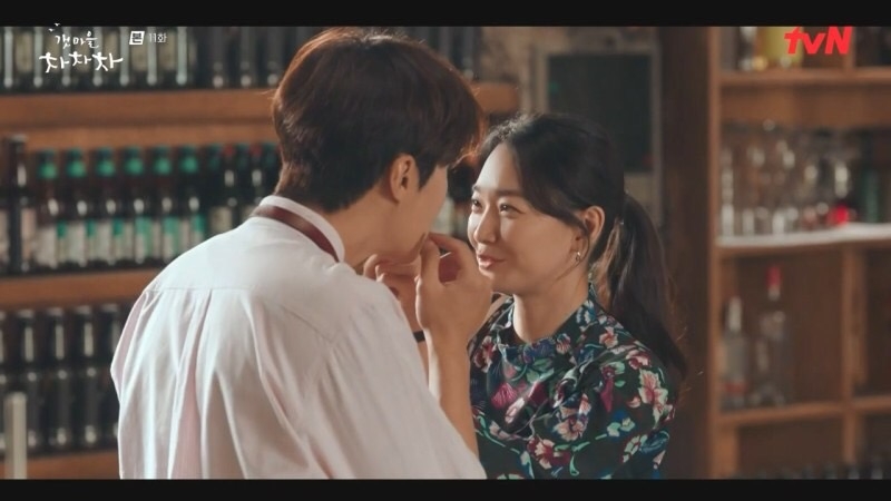 陷入熱戀的尹惠珍在咖啡廳一看到洪斗植的身影，便開心的奔向他