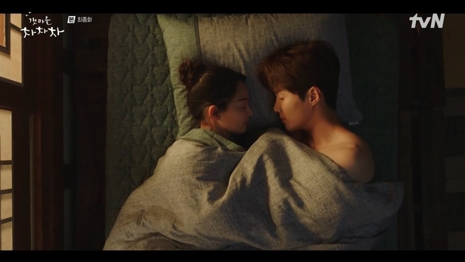 洪斗植默默反駁現在的關係能和那時候比嗎..說完兩人天雷勾動地火的度過了火熱的一夜