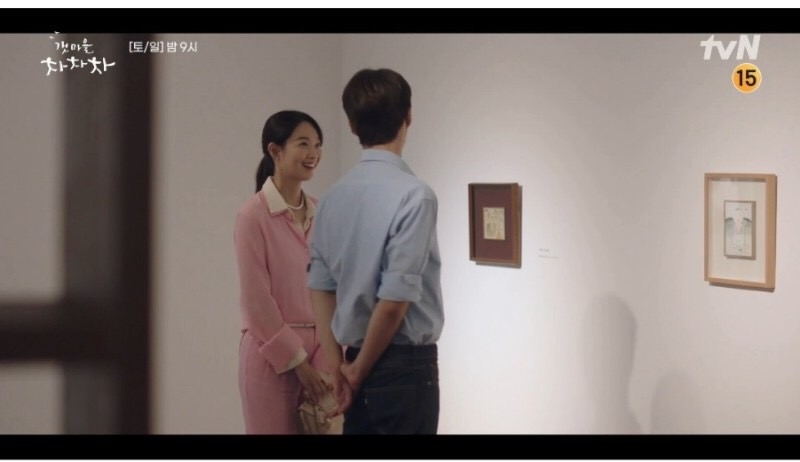 到美術館時洪斗植提到對美術史有興趣，尹惠珍便開玩笑道該不會之前的女朋友是美術學院？