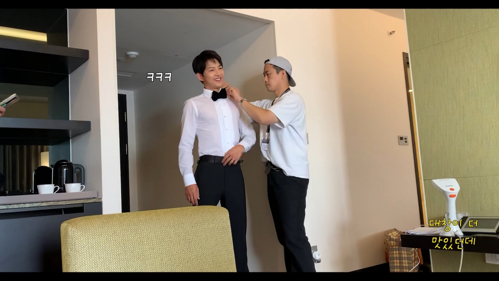 宋仲基忽然聽到工作人員說釜山的大腸很好吃,於是詢問晚餐決定好要吃什麼了嗎