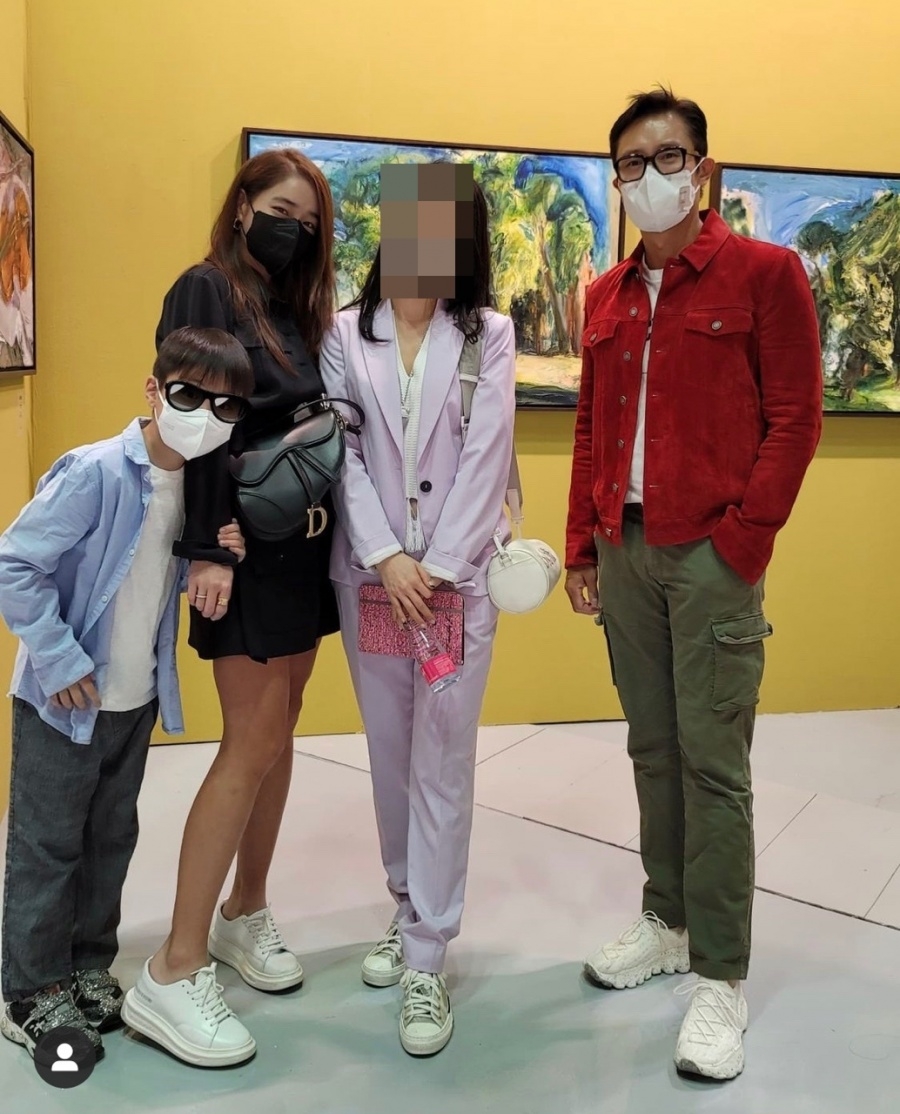 李炳憲、李珉廷夫婦和他們7歲的兒子俊厚