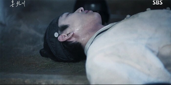 在上集河藍（安孝燮 飾）無預警的在紅天機（金裕貞 飾）與亮明大君（孔明 飾）面前魔化