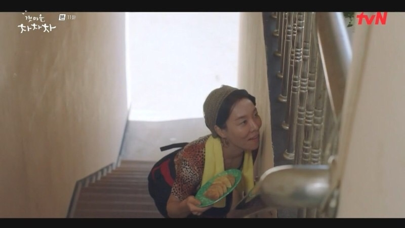 惠珍冷不防的用力踢了斗植，讓趙南淑看傻了眼。