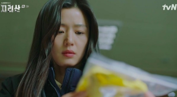 沒想到在伊江找資料的途中，看到了放在文件下染血的黃色絲帶