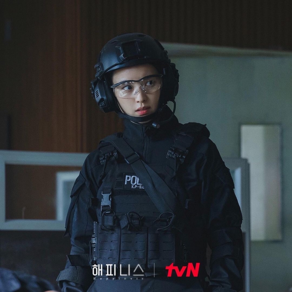 韓孝周飾演警察特工「尹新春」,不僅判斷力迅速、也非常果斷,是將思想付諸實踐的火速行動派人物