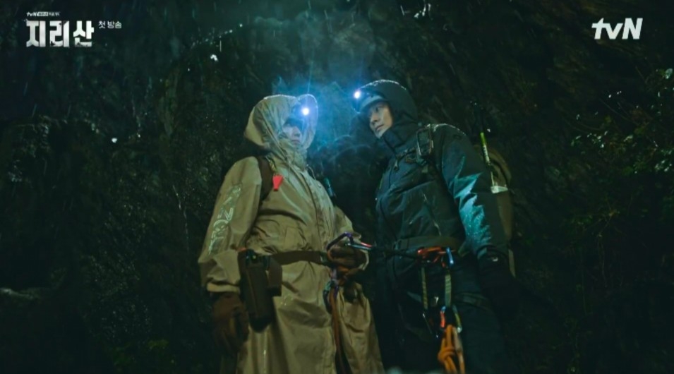 徐伊江（全智賢 飾）違背命令獨自上山搜救，卻遇到了同樣也來幫忙的姜賢祖