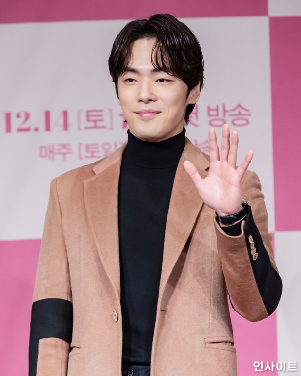 徐睿知曾表明希望金正賢不要和同劇女演員太過親密,因此發生了金正賢面無表情參加韓劇《時間》的發佈會