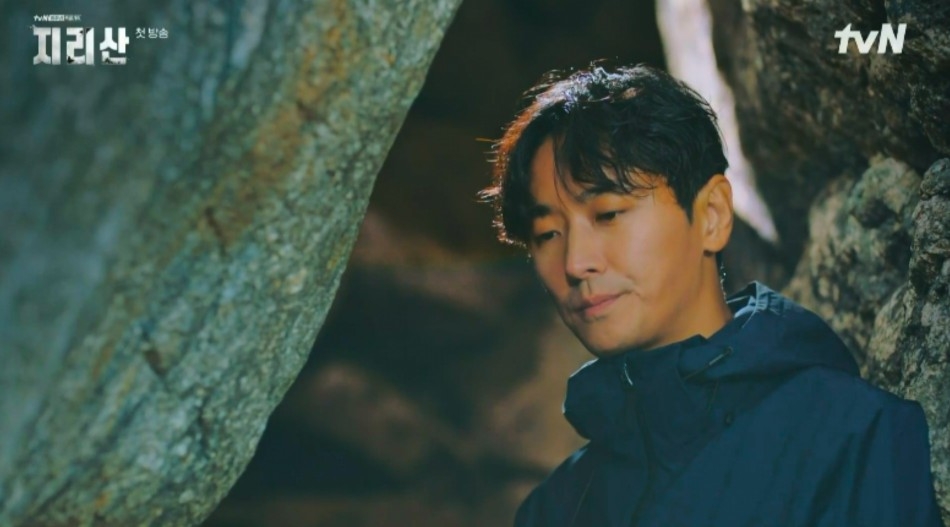 伊江很疑惑姜賢祖是如何在諾大的山裡找出正確位置，姜賢祖告訴她