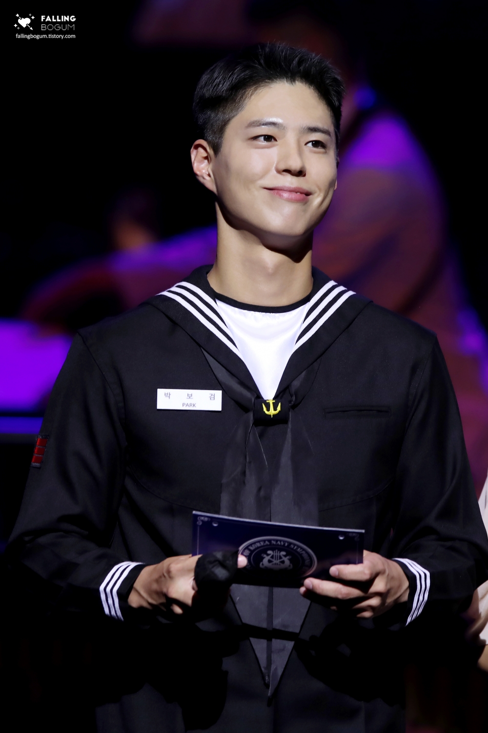 粉絲看到朴寶劍容光煥發的模樣紛紛表示「真的是去當兵嗎？不是在拍攝海軍電影？」