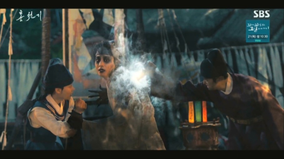 亮明大君為了保護紅天機,拿起擁有神力的短劍刺向河藍,因此魔王再度被封印回河藍體內
