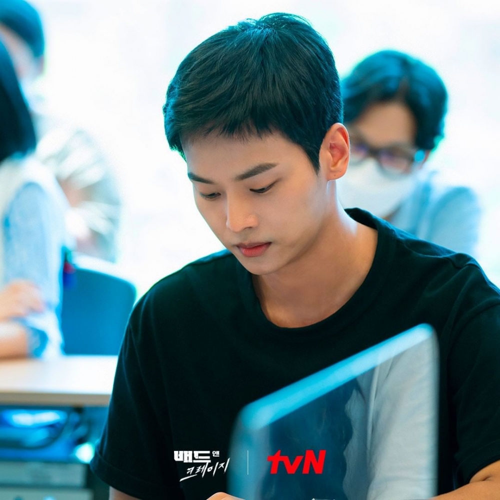 在官方公開的劇本試讀照中，四位主演很認真的在觀看劇本，車學沇參與《我的上流世界》開啟知名度