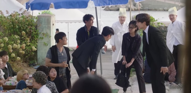 為了完成坎離的心願，喪禮上的村民都沒人露出悲傷的情緒，反而盡興的在飯桌上暢聊