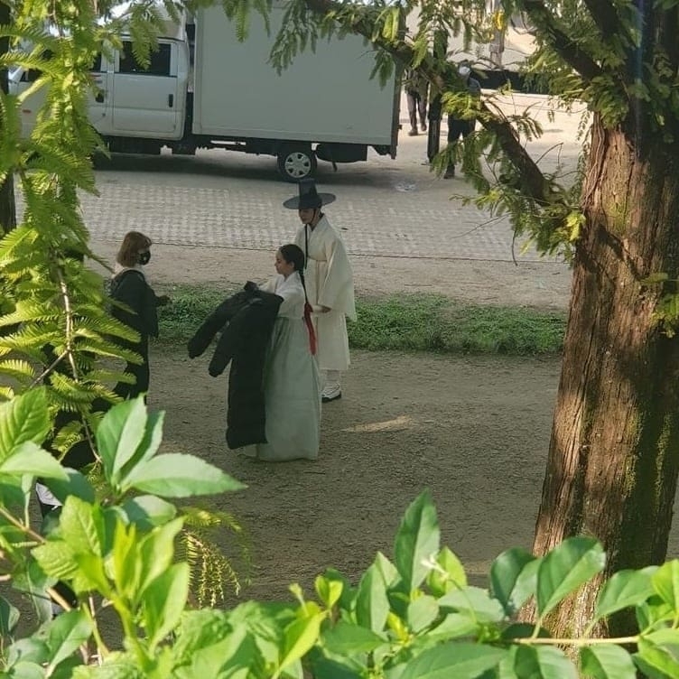 網友分享的路透中，俞承豪身穿一身白色古裝站在惠利身旁