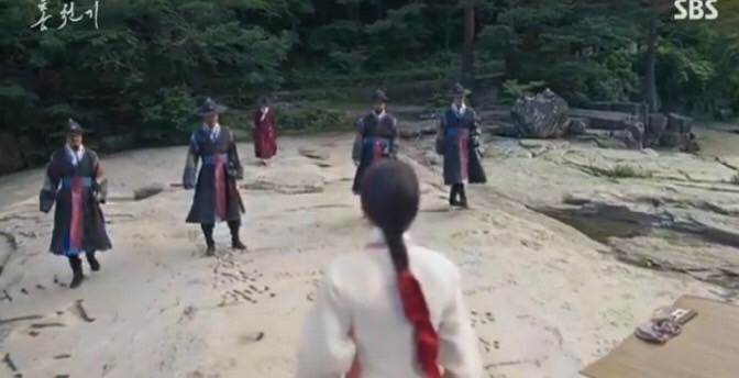 這時亮明大君和幾個士兵突然出現包圍他們