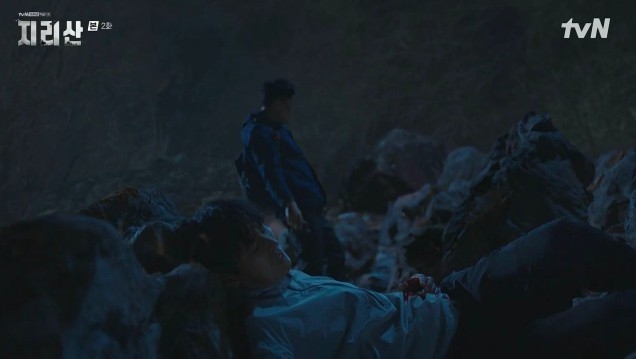 時間跳回了兩年前，姜賢祖被詐欺犯騙到山中後，不小心被刺傷