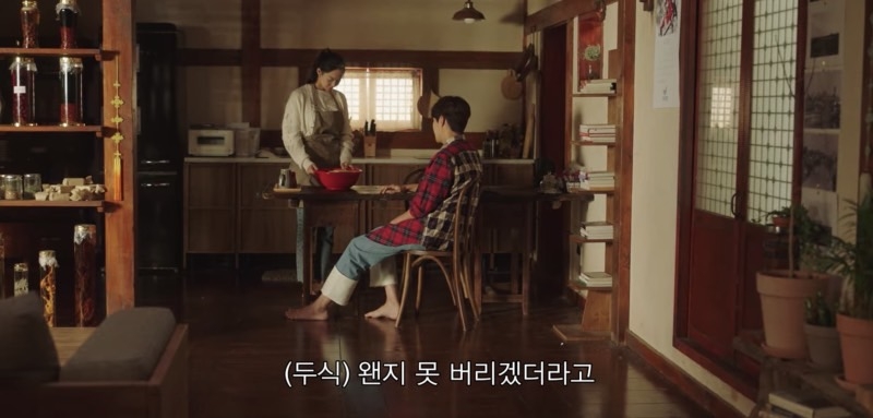 後來惠珍在金坎離給洪斗植的玉米籃中發現了一封信，斗植看完後整個大爆哭