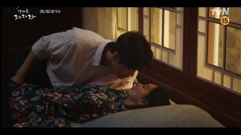 但斗植腳不小心被床沿絆倒，兩人一起倒在了床上