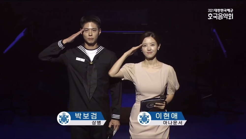 朴寶劍在10/26舉辦的2021大韓民國海軍護國音樂會上二度擔任主持人，並搭擋播音員李賢愛（音譯）