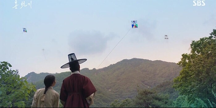 結束後兩人去放了風箏，河藍把傳家寶玉戒指送給了紅天機