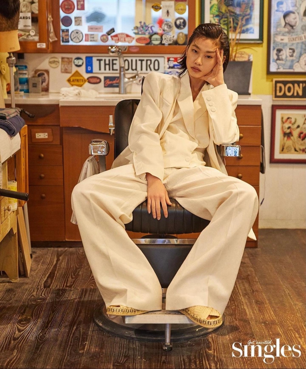 韓國時尚雜誌《Singles》與鄭好娟合作拍攝畫報