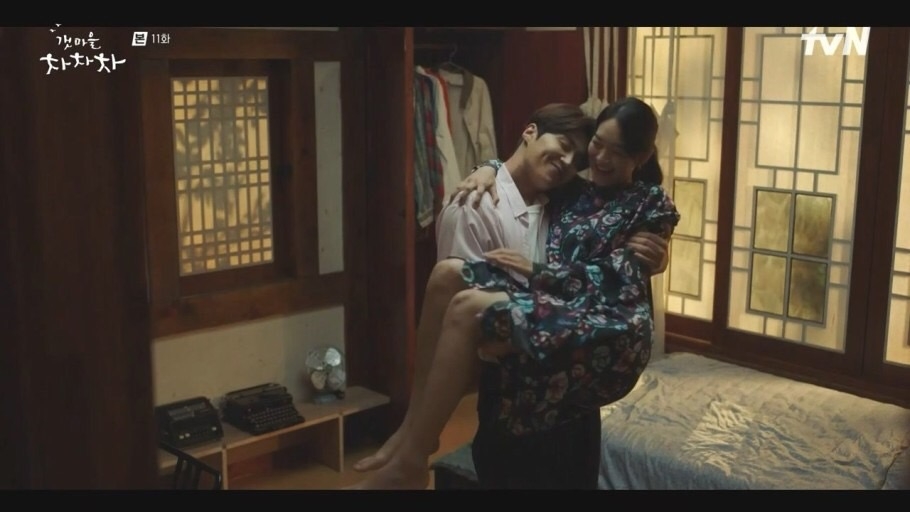 後來發現惠珍躲在衣櫃裡，於是用公主抱的方式抱她出來