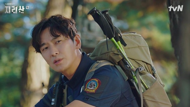 過去姜賢祖曾和徐伊江說過，在山裡看過黃色絲帶，但看起來並不像是登頂路線