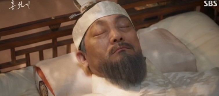 河藍身上的玉戒指忽然發光,光芒跑到成祖(趙成夏 飾)身邊,而這股神力的化身正是監獄裡的老朽!