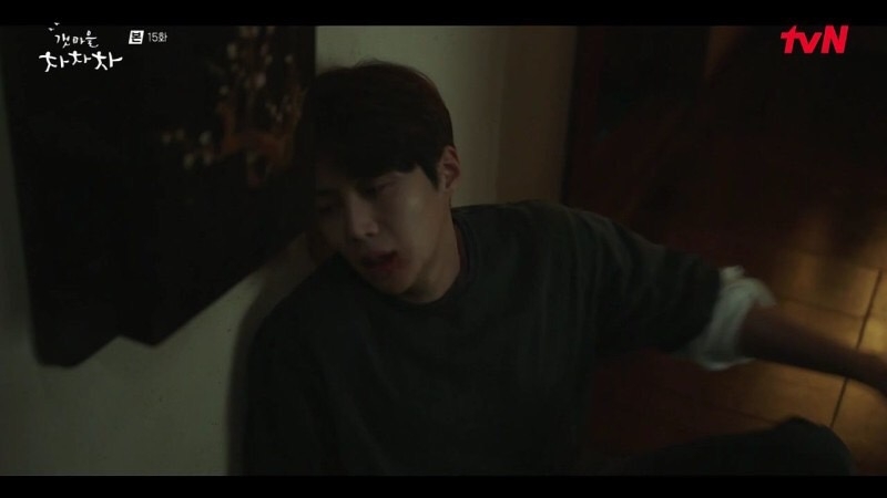 洪斗植（金宣虎 飾）在回到家後一蹶不振，全村的人都非常擔心他