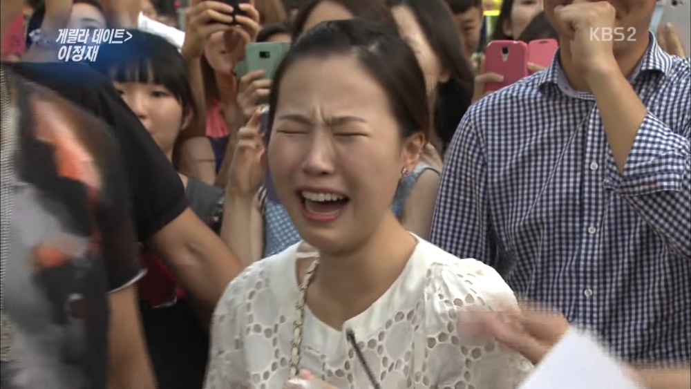這個提議馬上讓現場熱血沸騰,而這位粉絲在猜拳贏的瞬間激動到不行,甚至還一副快哭的表情