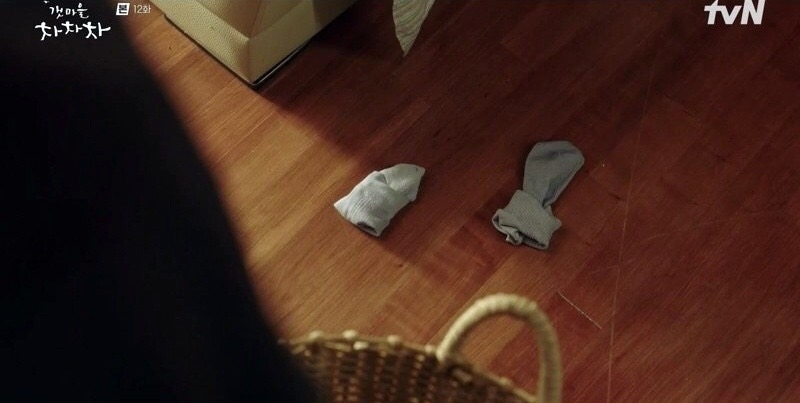 後來華貞才故意假藉受不了永國亂丟襪子而提出離婚。