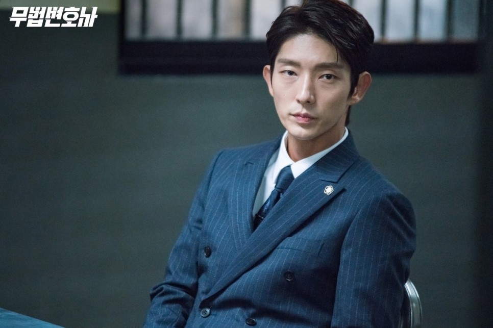 李準基將擔任檢察官「金熙宇」，在調查腐敗政治家過程中含冤而死，卻獲得了重生機會