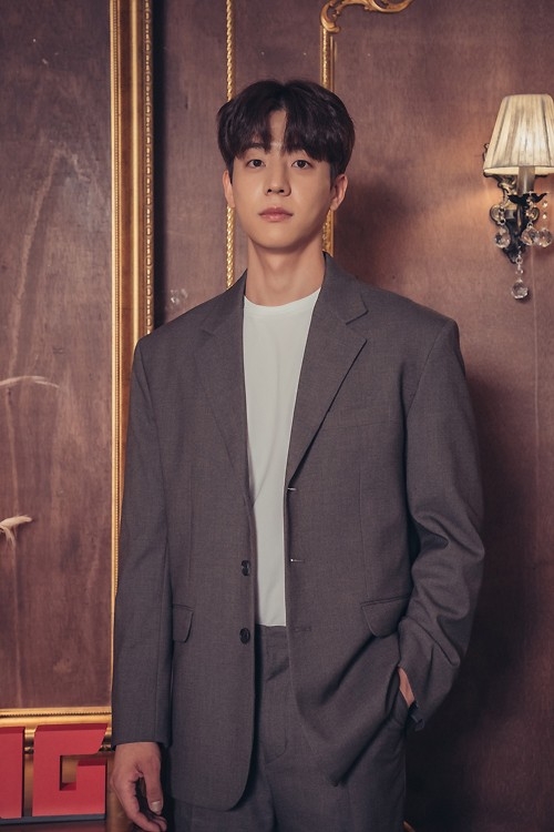 鍾協在2017年至2019年出演了不少網劇,其中也有擔任過男主角