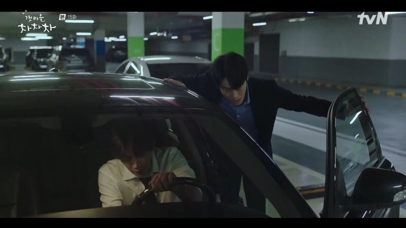 斗植帶著震驚又疲憊的身體想去看大叔，朴正宇看到他的模樣不放心，於是表示自己來開車