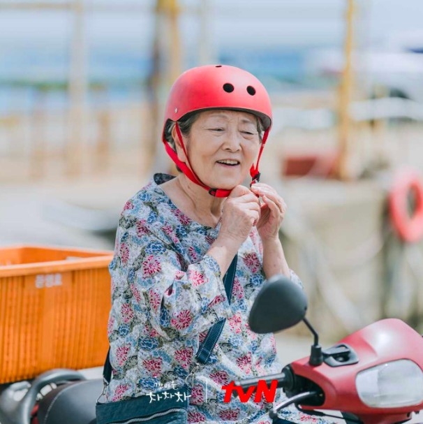A某補充道:「有次金宣虎和李相二在坎離奶奶(金英玉 飾)家吃飯的一場戲中,飯菜裡一出現異物他(金宣虎)的表情就僵住了。」