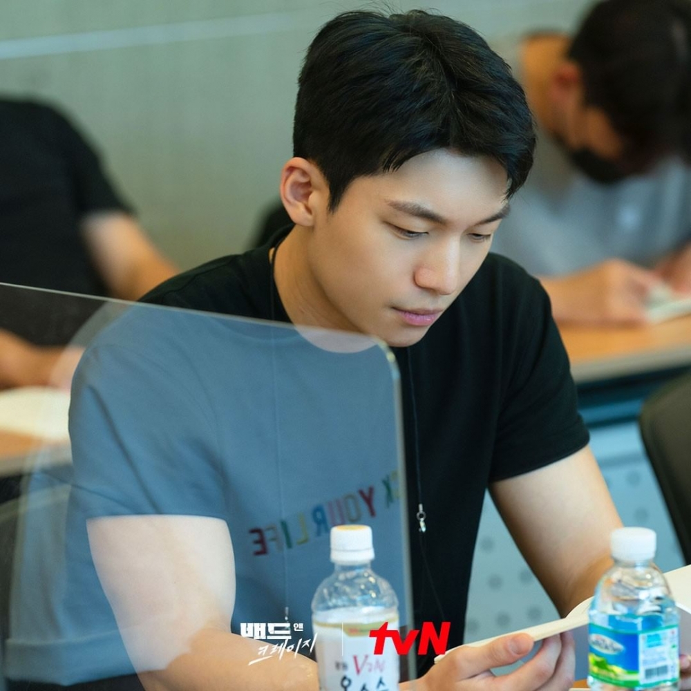 在官方公開的劇本試讀照中，四位主演很認真的在觀看劇本，魏河俊也藉由《魷魚遊戲》大爆紅，成為近期最炙手可熱的男演員