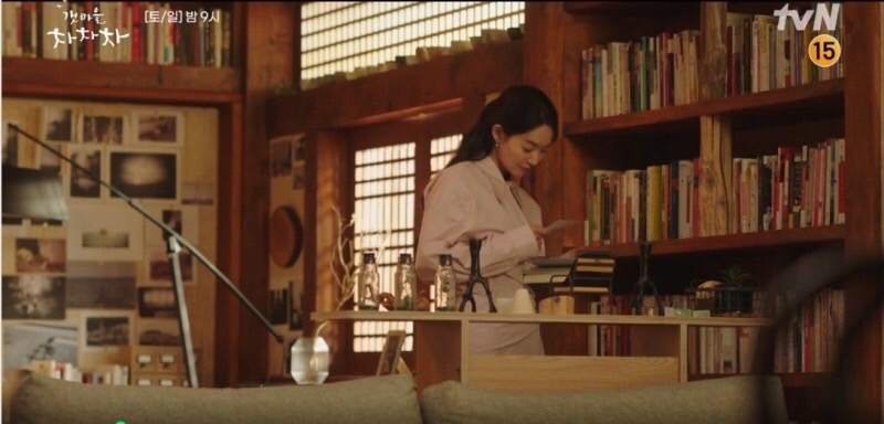 惠珍立馬睡意全無,跑到了客廳翻閱書櫃上的書