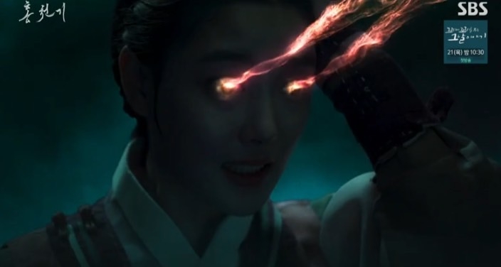 要抓住紅天機並奪回魔眼時,天機手上的玉戒指保護了她