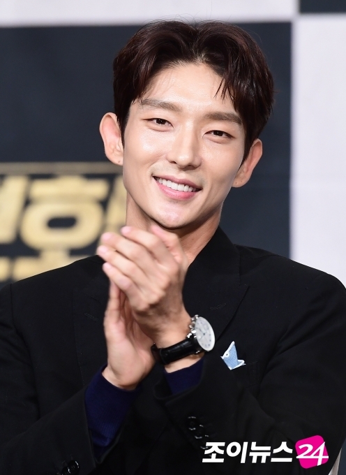 李準基在主演《惡之花》後以精湛的演技翻轉個人形象