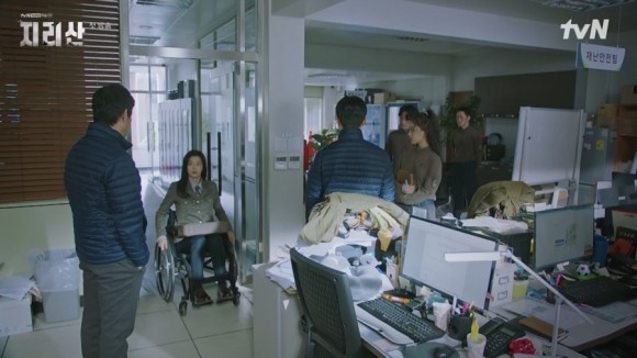 徐伊江竟坐著輪椅再次出現在智異山國家公園海東分所，從隊長晉升為所長的曹大震（成東鎰 飾）等人