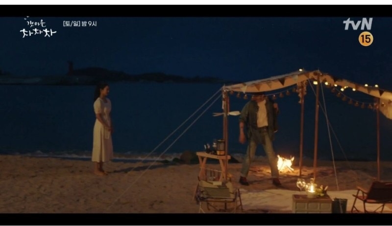 以為斗植是因為她買了昂貴的項鍊而疏離自己，於是到他家等他下班，洪斗植看到惠珍後便帶她來到海邊