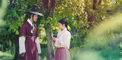 河藍聽到紅天機為了描繪肖像畫的骨相和面相感到苦惱時，便帶她去找觀相大師學習