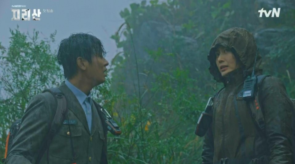 姜賢祖（朱智勛 飾）加入智異山國立公園護林員的當天，就遇到了一位男孩在山中落難的事故，但由於風雨太大，導致搜救行動一度中斷