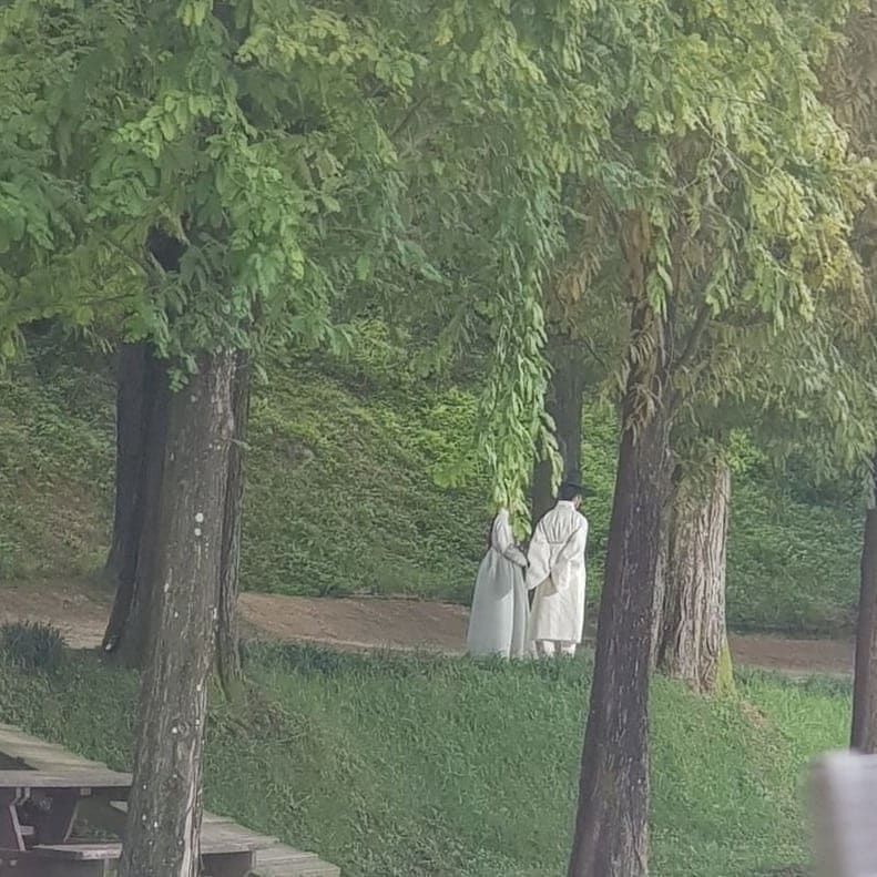 而惠利同樣也是一席淺色系韓服，再搭配髮尾的紅色緞帶，兩人看起來就像是故意來個復古CP裝的感覺